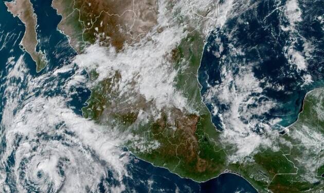 Martes, continuando las lluvias y tormentas dispersas impulsadas por el ciclón tropical Vance.