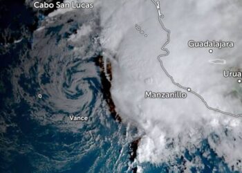 Así se observa la Tormenta Tropical #Vance, principal responsable en provocar lluvias y nubosidad en las últimas horas.