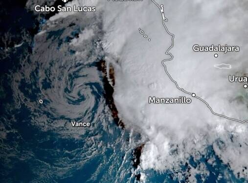 Así se observa la Tormenta Tropical #Vance, principal responsable en provocar lluvias y nubosidad en las últimas horas.