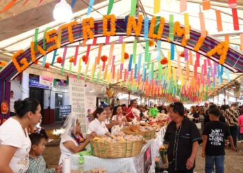 Vive la Noche de Muertos en los tianguis artesanales de Pátzcuaro y Capula