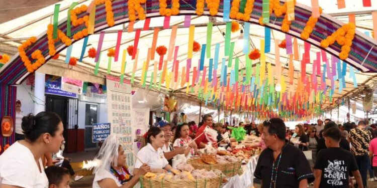 Vive la Noche de Muertos en los tianguis artesanales de Pátzcuaro y Capula