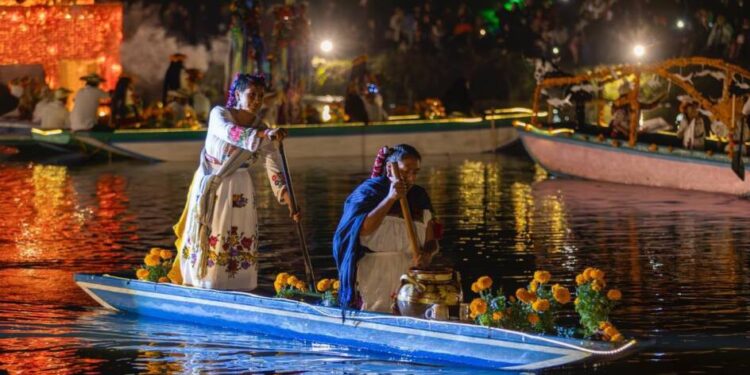 Canales iluminados y ofrendas flotantes en Urandén; última oportunidad de vivir “El camino de las ánimas”