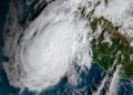 Trudy mantiene su fuerza de huracán mientras se aleja gradualmente de las costas del país.