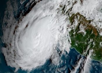 Trudy mantiene su fuerza de huracán mientras se aleja gradualmente de las costas del país.