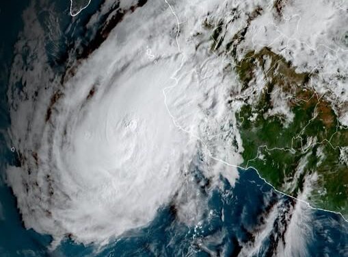 Trudy mantiene su fuerza de huracán mientras se aleja gradualmente de las costas del país.